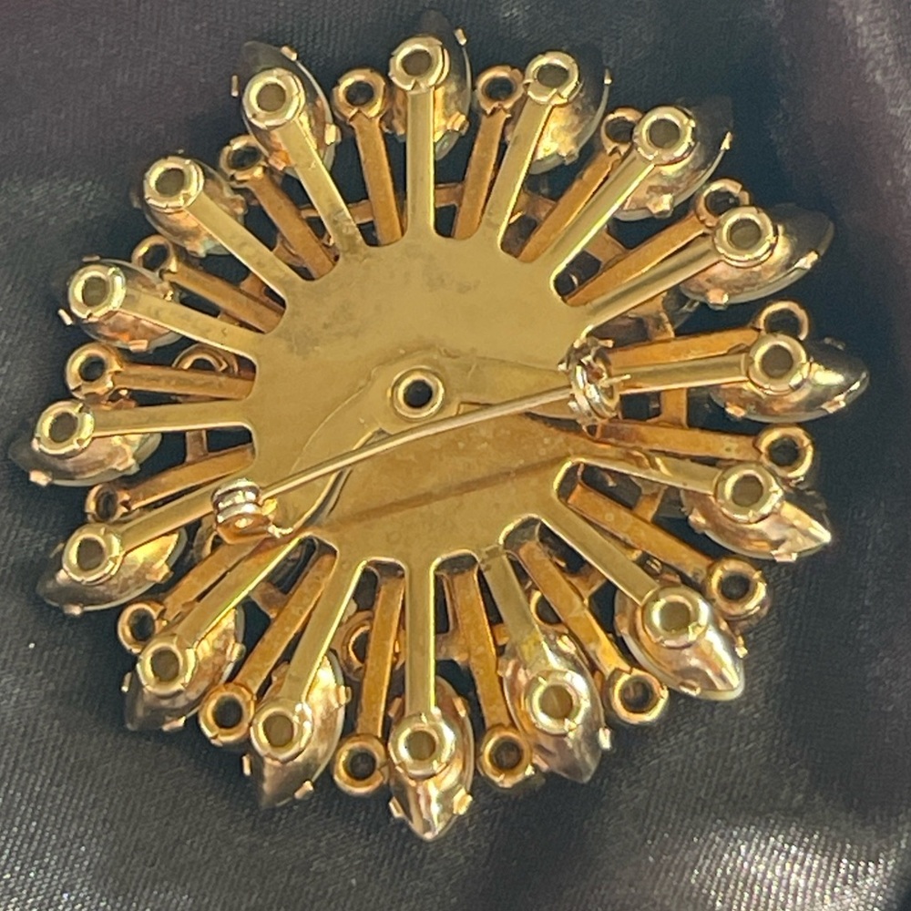 Vintage Gorgeous Pronged Set Bejeweled Brooch - Picture 2 of 3